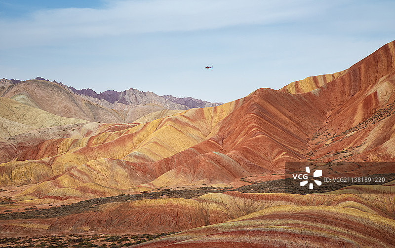 丹霞地貌的红色砂岩，多彩的岩石；张掖七彩丹霞风光图片素材