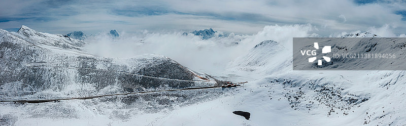 航拍西藏色季拉山全景及远处的南迦巴瓦峰图片素材