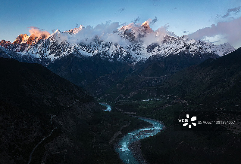 航拍雅鲁藏布大峡谷和南迦巴瓦峰图片素材