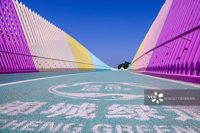 城市公园风光：成都天府绿道五彩缤纷的桥梁和路面图片素材