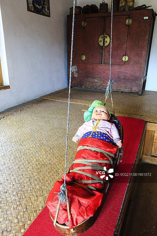 北京中华民族博物院（中华民族园）北园：达斡尔村达斡尔族民居正房卧室中的“养活孩子吊起来”图片素材