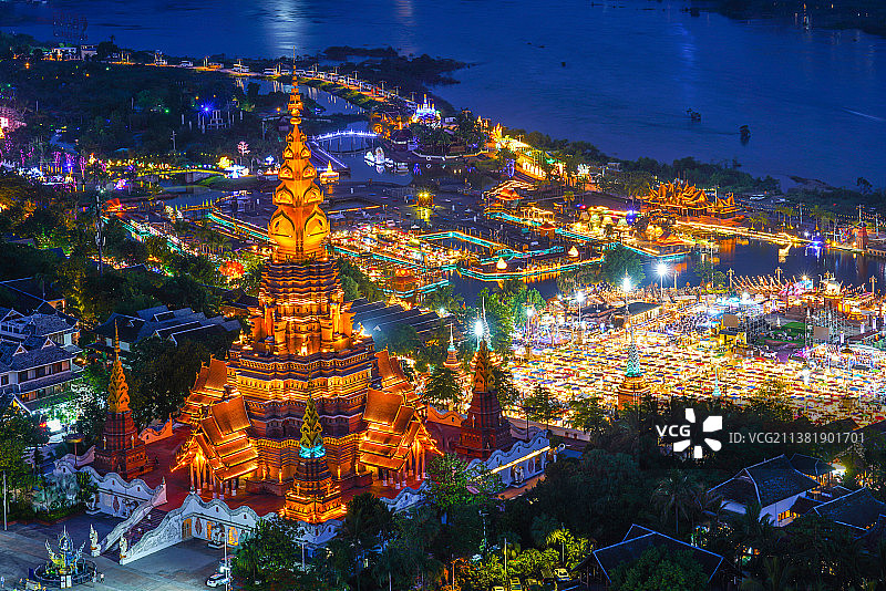 夜间照明建筑物的高角度视图丨西双版纳大金塔图片素材