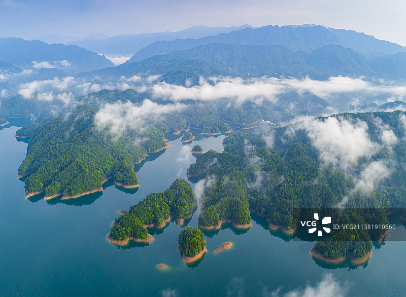 云雾缭绕在江西抚州市宝峰镇盘龙湖上，湖水深蓝一片宁静图片素材