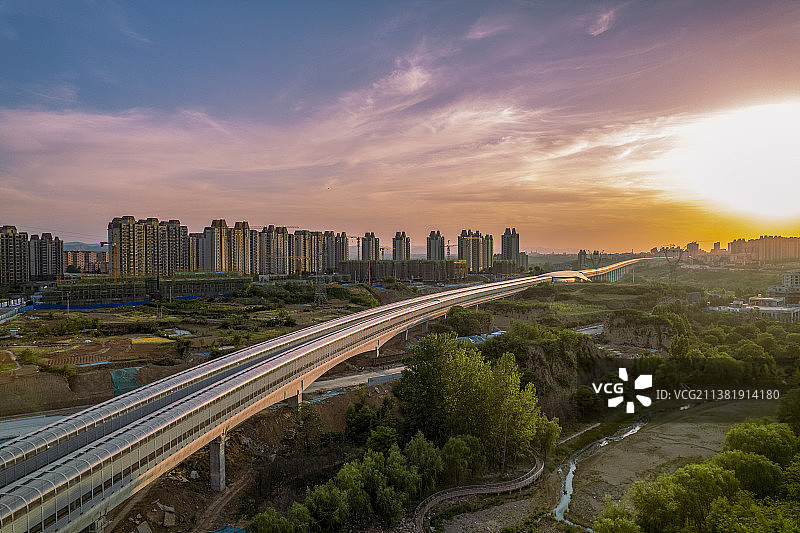 河南郑州荥阳贾峪镇洞林湖新田城夏季航怕风光图片素材