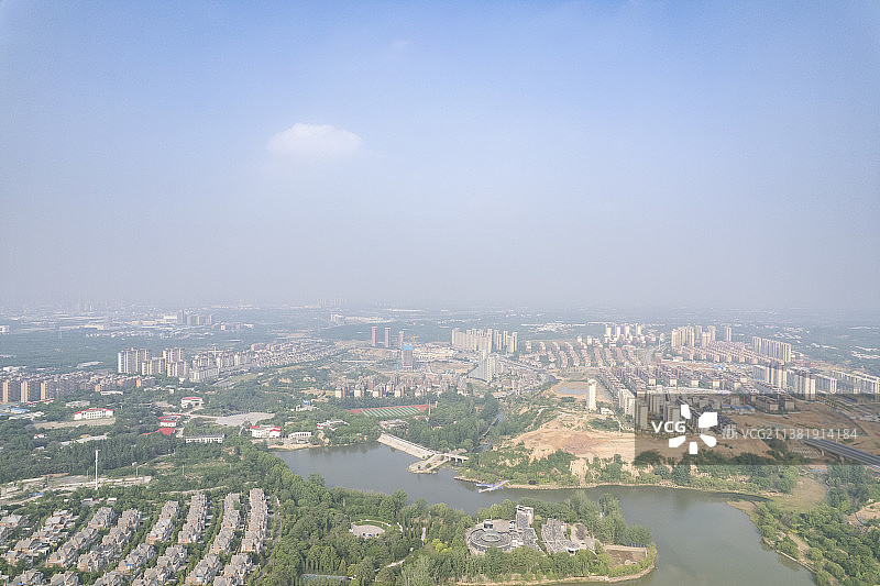 河南郑州荥阳贾峪镇洞林湖新田城夏季航怕风光图片素材