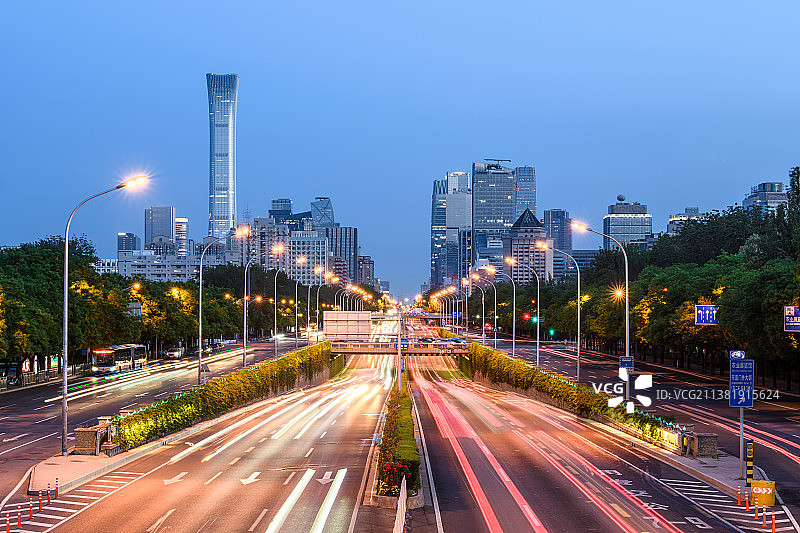 傍晚时分的北京东三环主路与国贸CBD建筑群图片素材