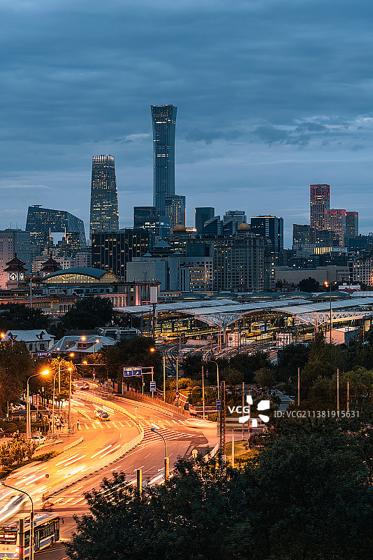 蓝调十分的北京站与北京国贸CBD建筑群图片素材