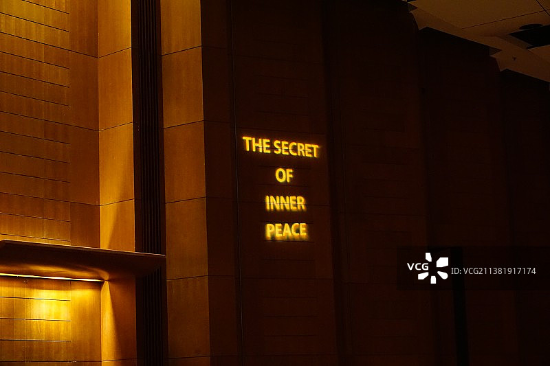 香港大学李兆基中心大会堂 保持安静, 请勿喧哗 英文提示标语图片素材