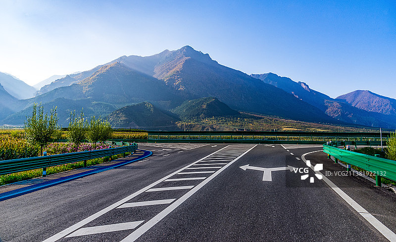 高山与路口图片素材