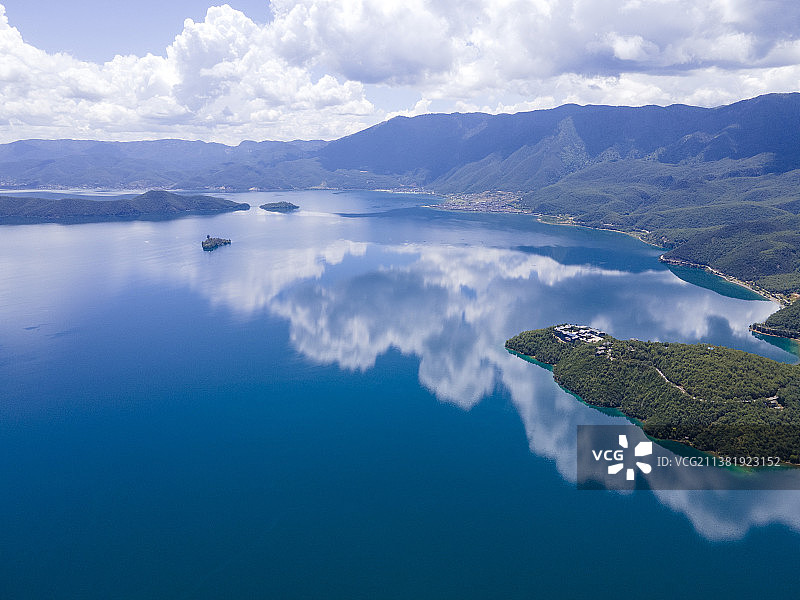 航拍东方女儿国 穿越走婚桥 自驾泸沽湖图片素材