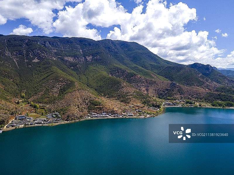 航拍东方女儿国 穿越走婚桥 自驾泸沽湖图片素材