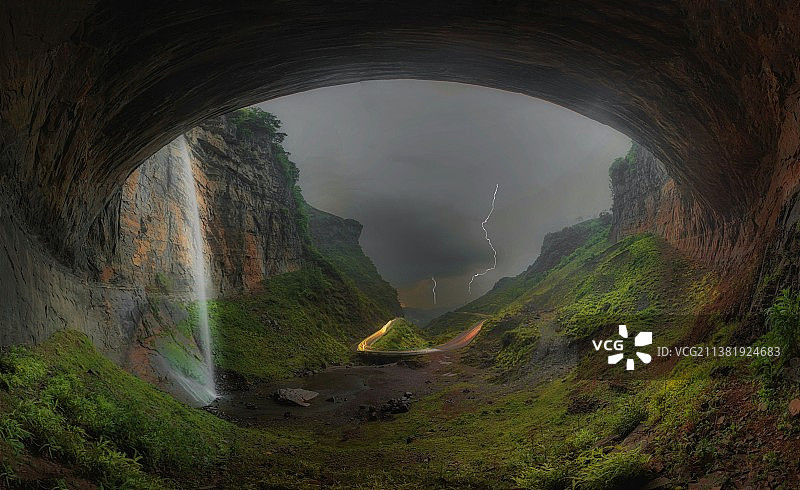 暴风雨来临前的吊水岩图片素材