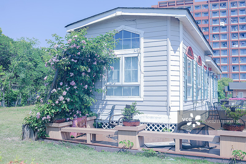 白色房屋与绿植 (01)图片素材