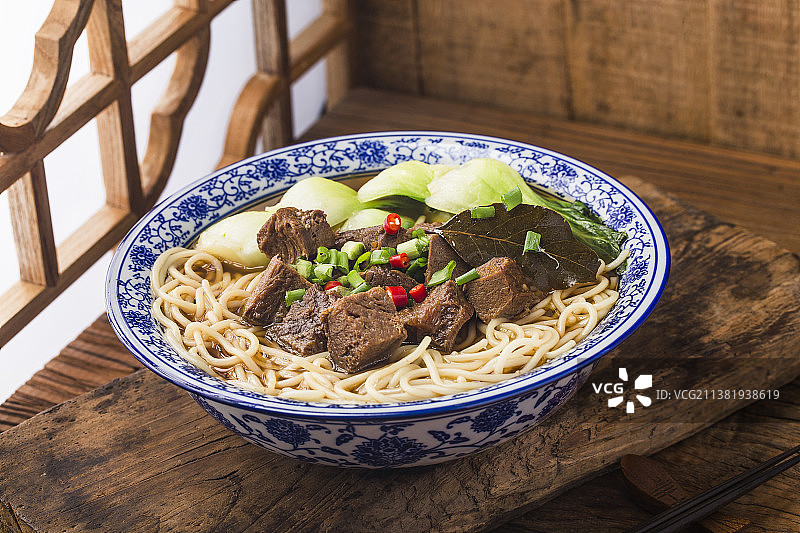 一碗红烧牛肉面图片素材
