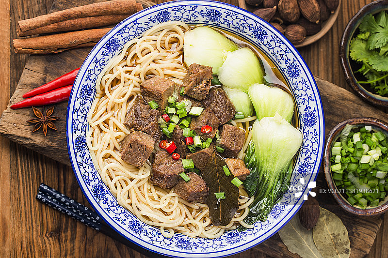 一碗红烧牛肉面图片素材