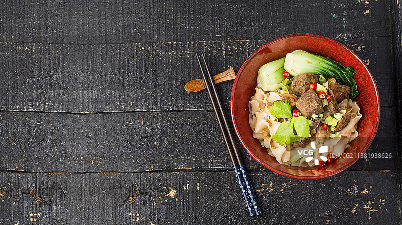 一碗红烧牛肉刀削面图片素材