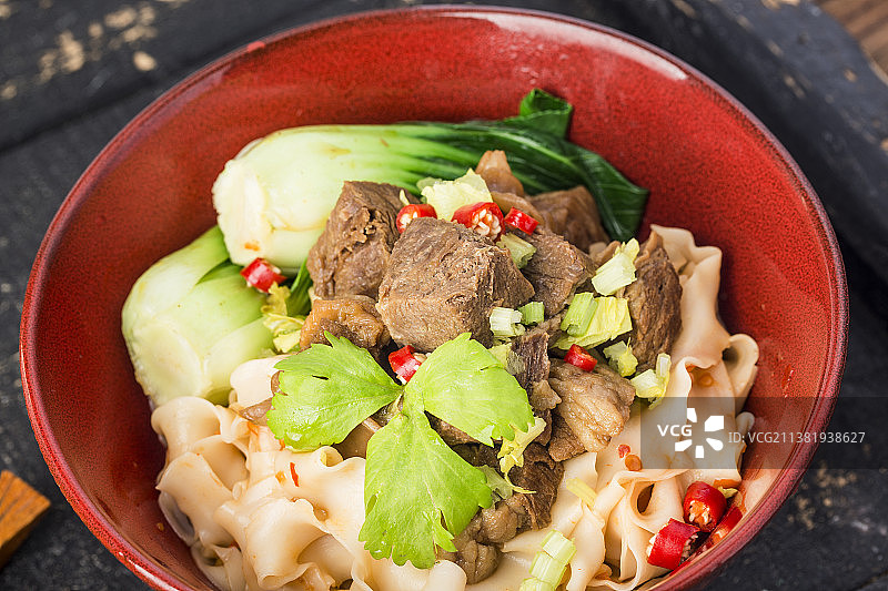 一碗红烧牛肉刀削面图片素材