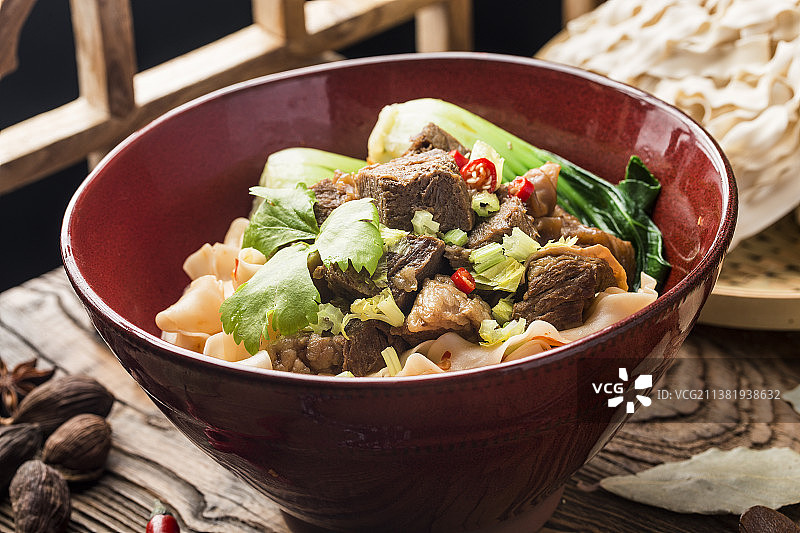 一碗红烧牛肉刀削面图片素材