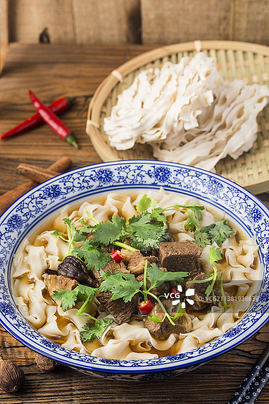 一碗红烧牛肉刀削面图片素材