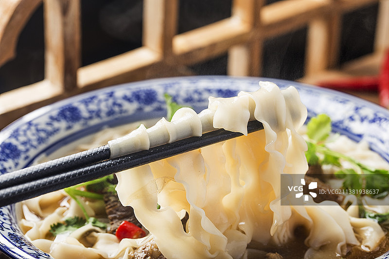 一碗红烧牛肉刀削面图片素材