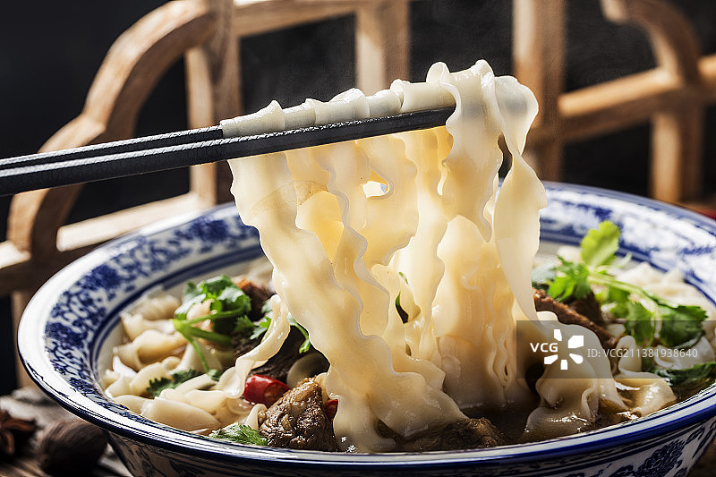 一碗红烧牛肉刀削面图片素材