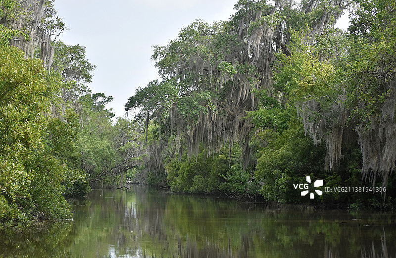 在河口的狭窄水道中航行图片素材