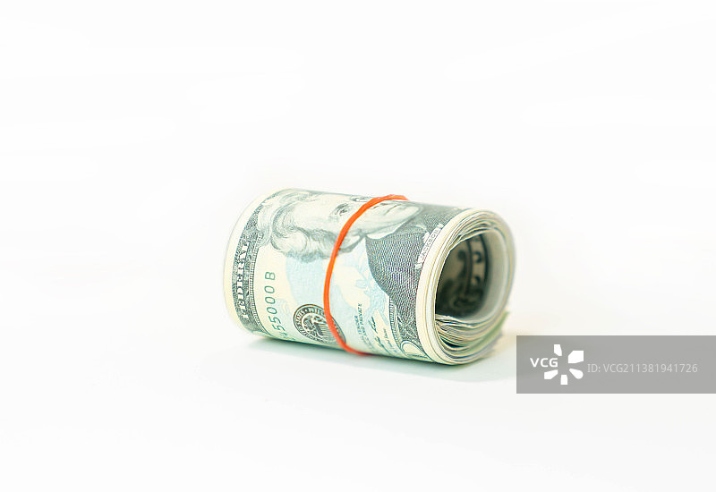 白色背景上的成卷美元钞票（泰国）图片素材