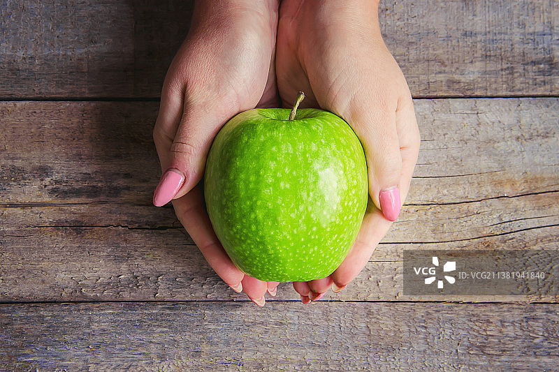 拿着苹果的小孩图片素材