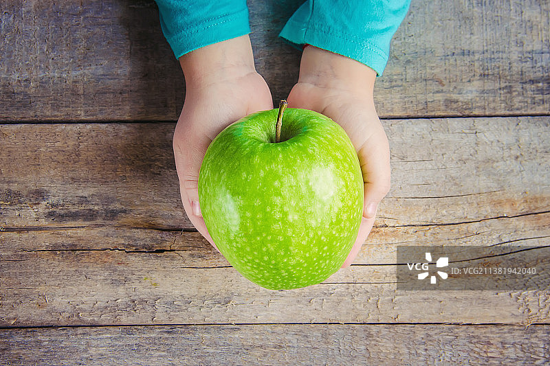 拿着苹果的小孩图片素材