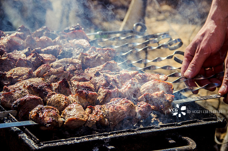 烤架上煎炸的肉图片素材
