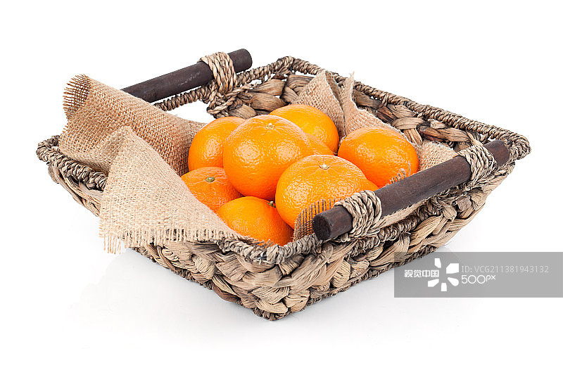 装满新鲜橙色水果的柳条筐图片素材