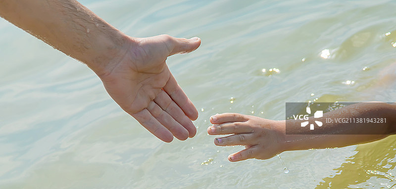 水中的婴儿图片素材