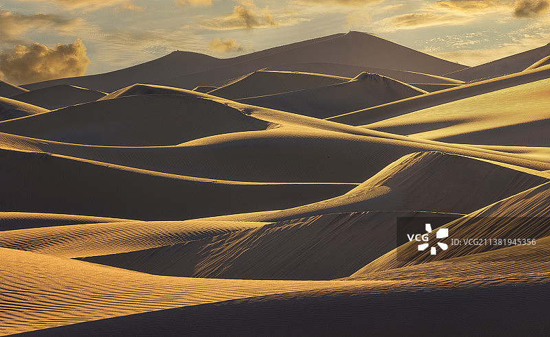 日落时沙漠映衬天空的风景图片素材