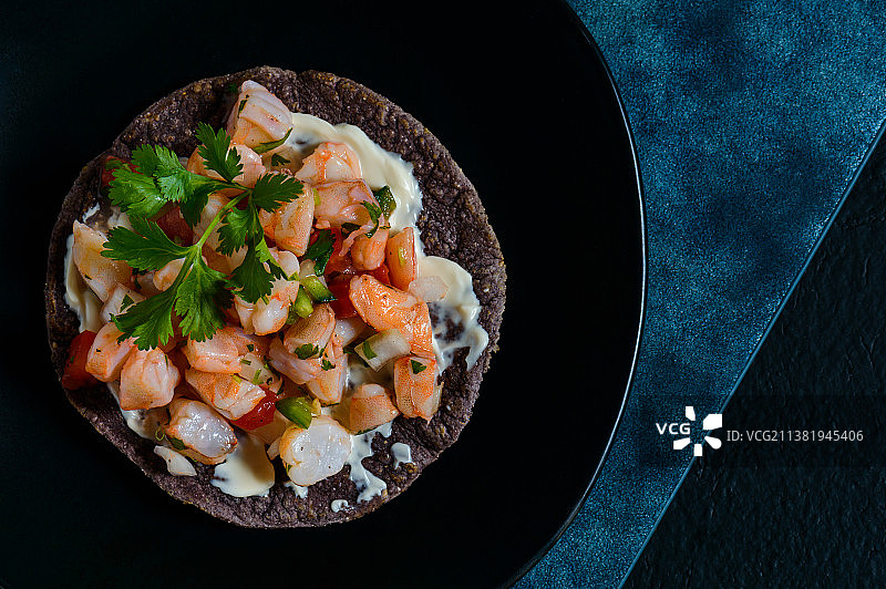 红虾酸橘汁腌鱼和蓝色玉米脆饼图片素材