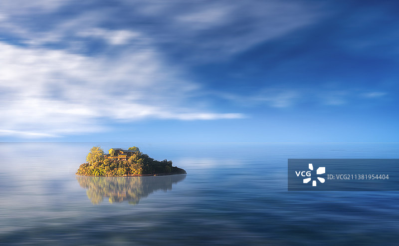 水面上的岛屿图片素材