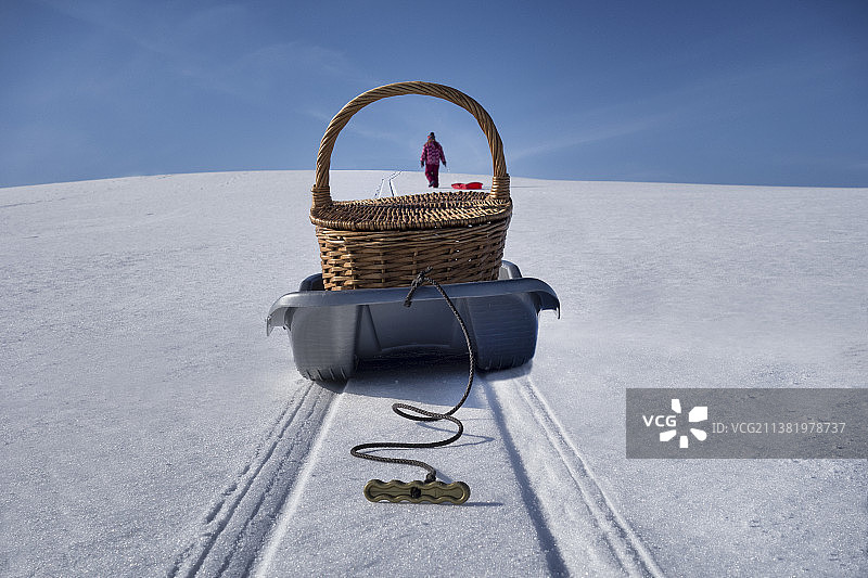 爱沙尼亚冬季雪景：雪橇运送野餐篮图片素材