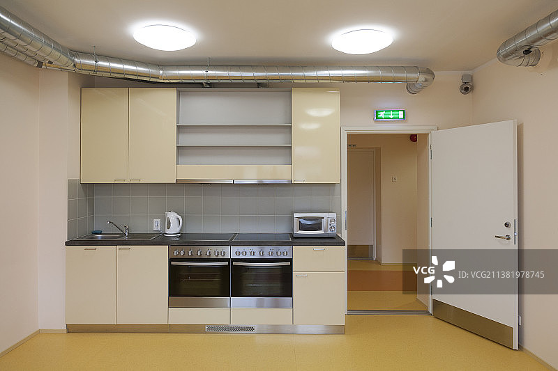 爱沙尼亚帕尔努现代青年旅社的厨房，配有两个烤箱、水壶和烤面包机图片素材