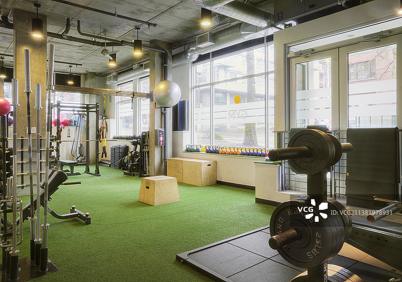 空旷健身房内的器械区图片素材