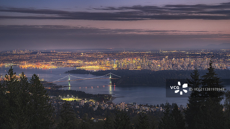加拿大温哥华城市黎明时分的灯光图片素材