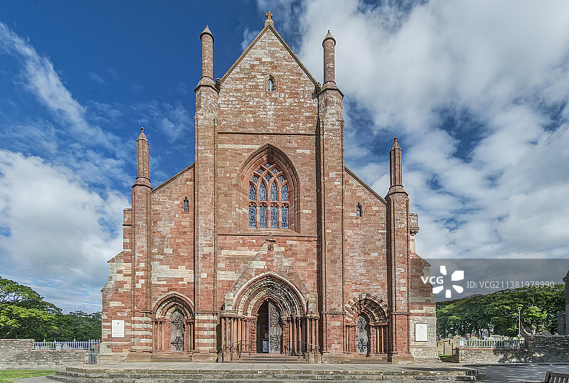 英国柯克沃尔圣马格努斯大教堂外观，华丽的红色砂岩教堂图片素材