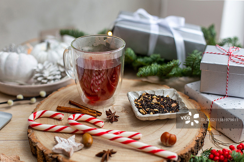 英国圣诞节：一杯加香料的热苹果酒或葡萄酒、糖果手杖和装饰品图片素材