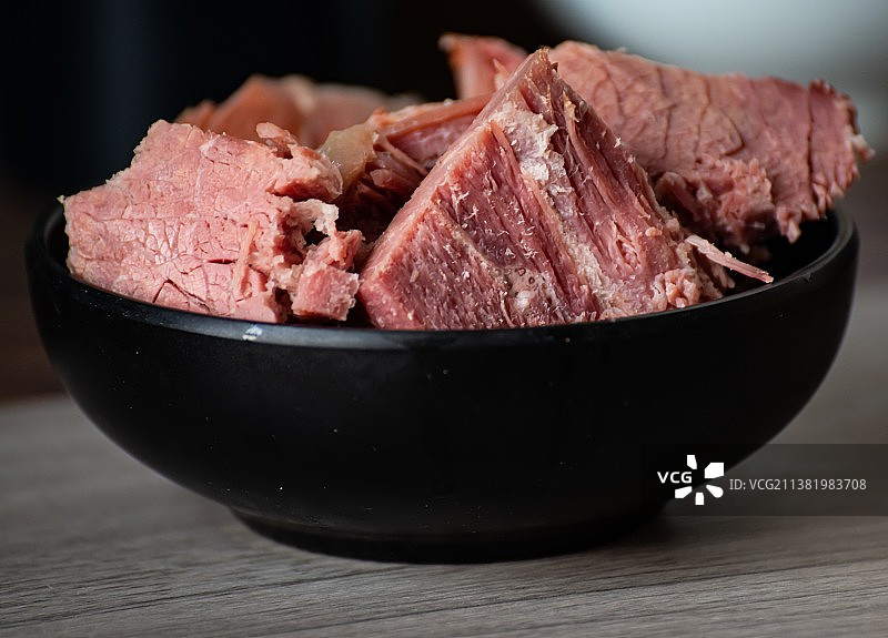 餐桌上的一碗切片的卤牛肉食物图片素材