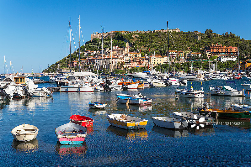 意大利埃尔科莱港阿根塔里奥半岛的港口和海岸线图片素材
