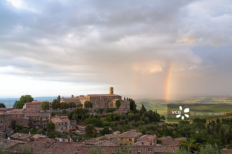 意大利蒙塔尔奇诺山顶城镇上的彩虹图片素材