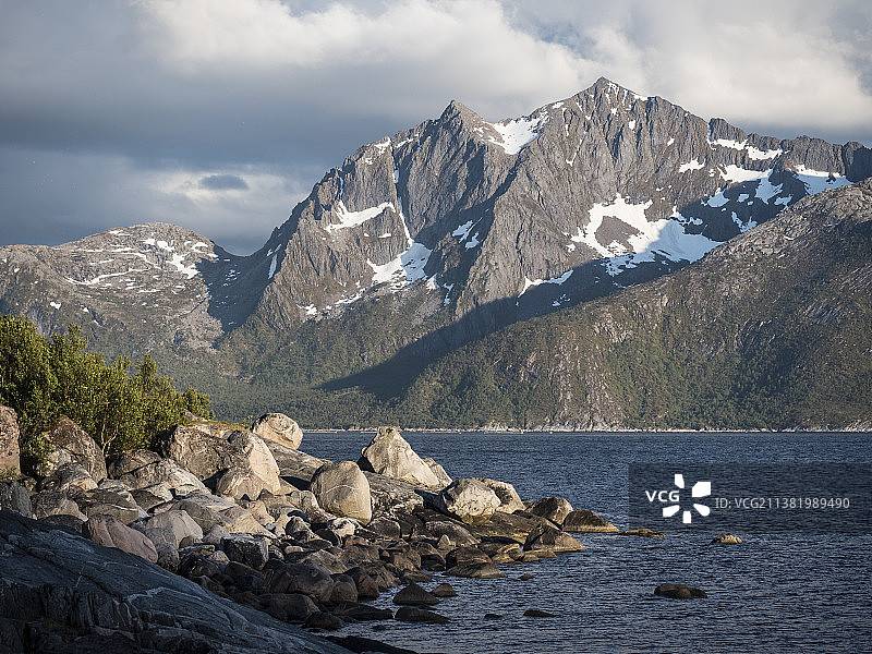 挪威特罗姆斯-芬马克郡塞尼亚岛锡峡湾的傍晚阳光图片素材