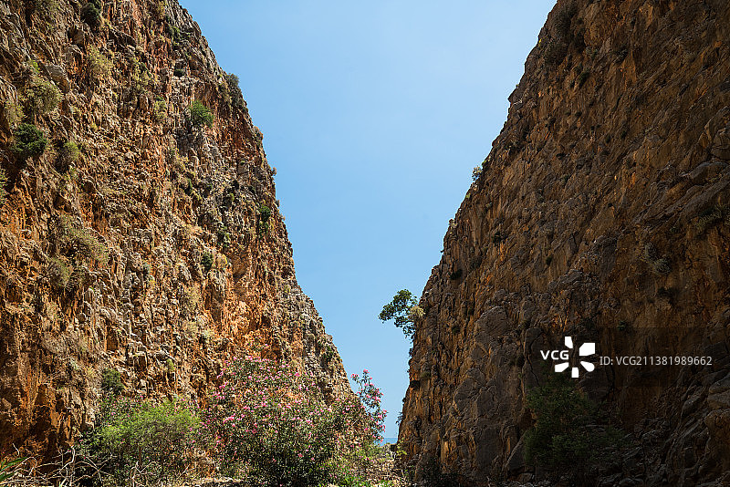 希腊斯法基亚岩层仰视图片素材