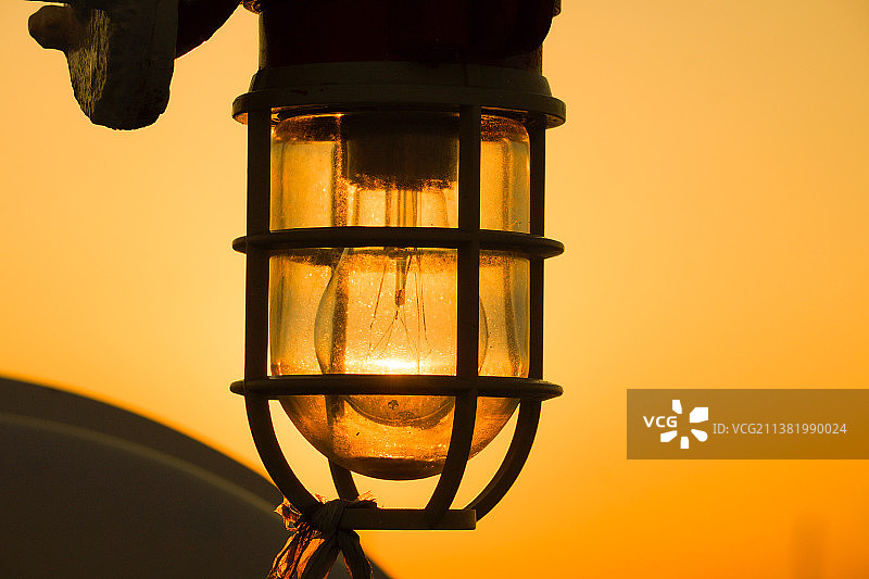 橙色天空下的照明灯特写图片素材