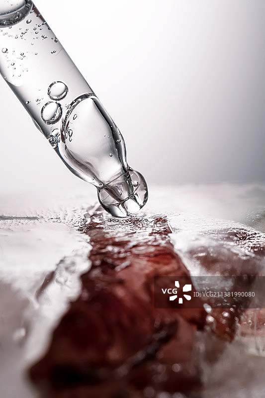 冰冻鲜花大冰块上的移液管图片素材