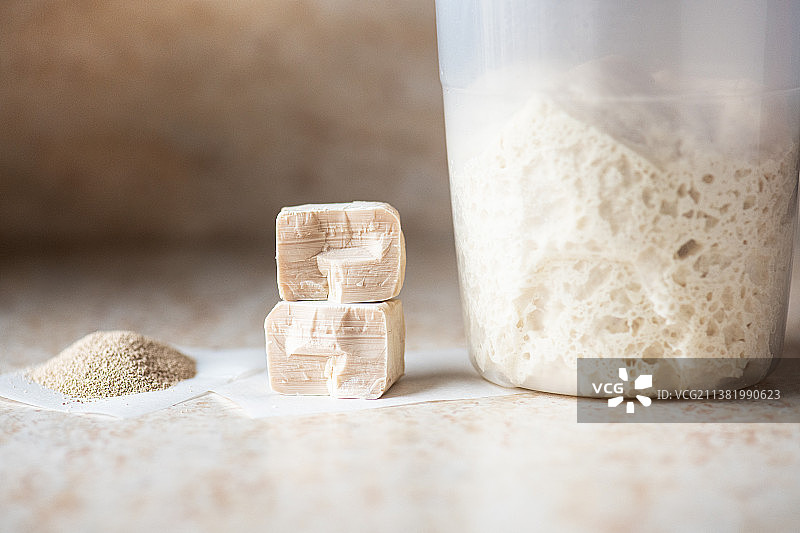 罐装速溶新鲜酵母和酸面团图片素材