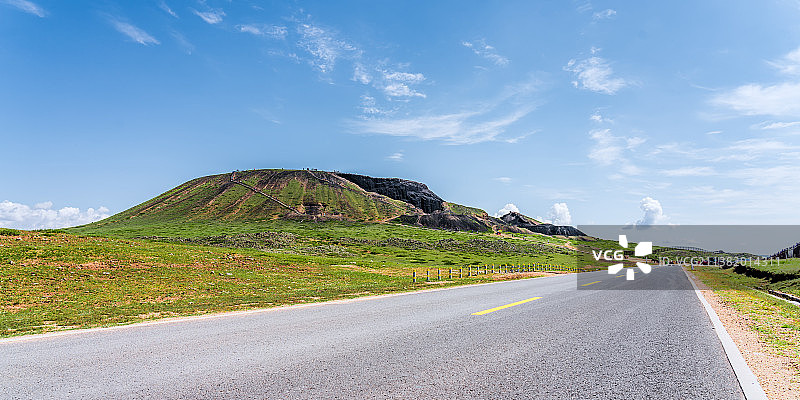 中国内蒙古乌兰察布乌兰哈达火山草原公路图片素材